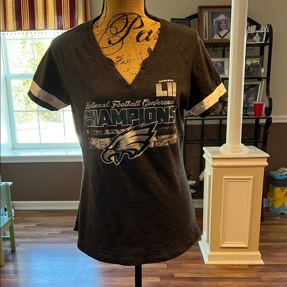 NFL Tops - Size large NFL Philadelphia Eagles nfc champions Super Bowl L11